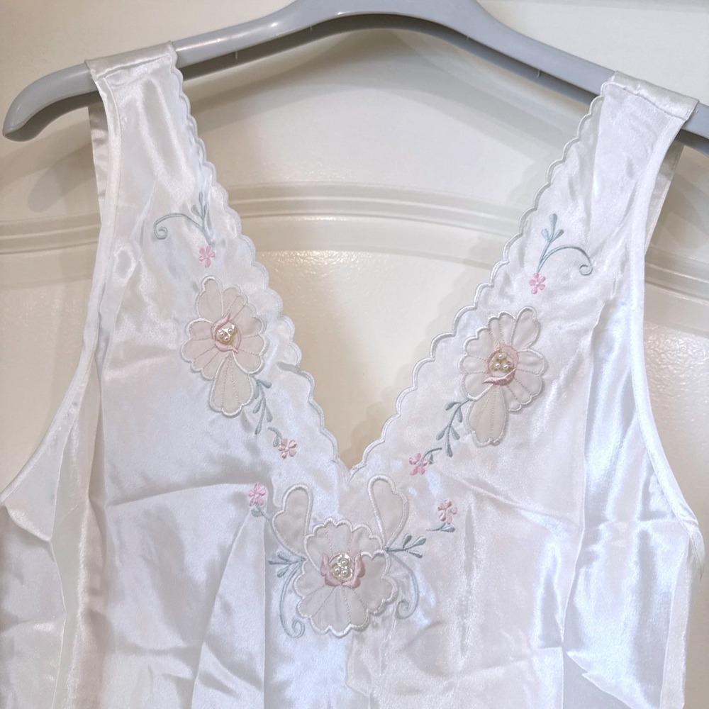 Vintage Val Mode Lingerie White Satin Floral Pearl Embroidered Nightgown Small‎